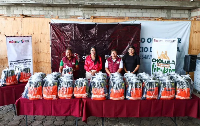 San Pedro Cholula entrega 75 uniformes al personal de limpia