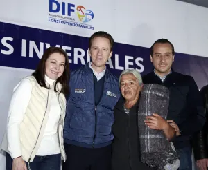 Luis Banck entrega apoyos invernales a familias de Totimehuacan y Santo Tomás Chautla