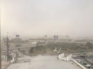 Vientos esparcen ceniza; disminuye visibilidad en Puebla