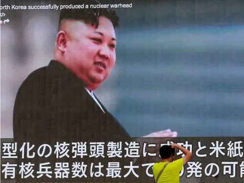 Kim Jong un recibe plan para disparar misiles