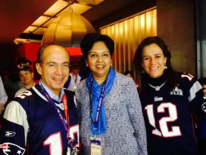 Felipe Calderón con los Patriotas; presume foto en Super Bowl