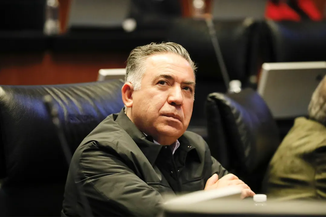 Enrique Inzunza regresa al Senado tras licencia exprés
