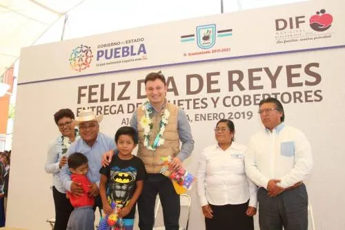 Sistema Estatal DIF entrega juguetes y cobertores a las familias poblanas
