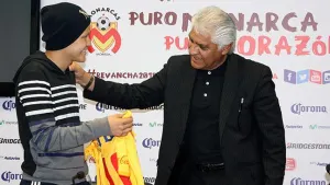 Monarcas ‘ficha’ a joven que lucha contra el cáncer