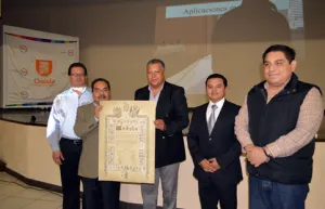 Entrega San Pedro Cholula Cédula Real a Arturo Fernández