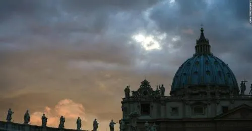 Vaticano reconoce impacto devastador de crisis por abusos sexuales