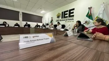 Pese a adeudos salariales, consejero niega conflictos laborales en el IEE de Puebla
