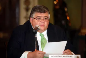 Recortan gasto, alzan tasas, cesa venta de USD de la reserva