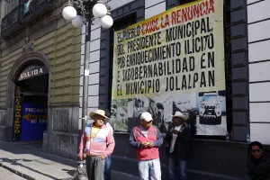 Manifestantes de Jolalpan mantienen por cuarto día plantón frente al Congreso