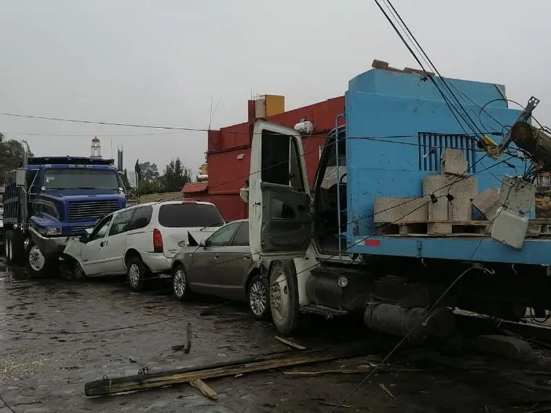 Tráiler se queda sin frenos en Hidalgo; arrolla postes, vehículos y un peatón