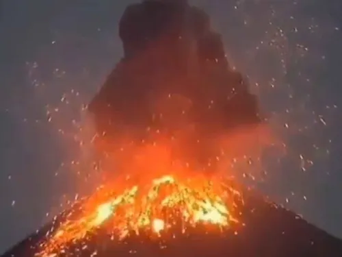 Registra erupción el volcán Krakatoa; mantiene actividad constante