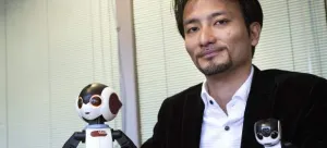 Novedoso celular se convierte en robot de bolsillo