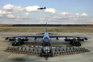 Por borracho y mujeriego corren a encargado de arsenal nuclear de EEUU