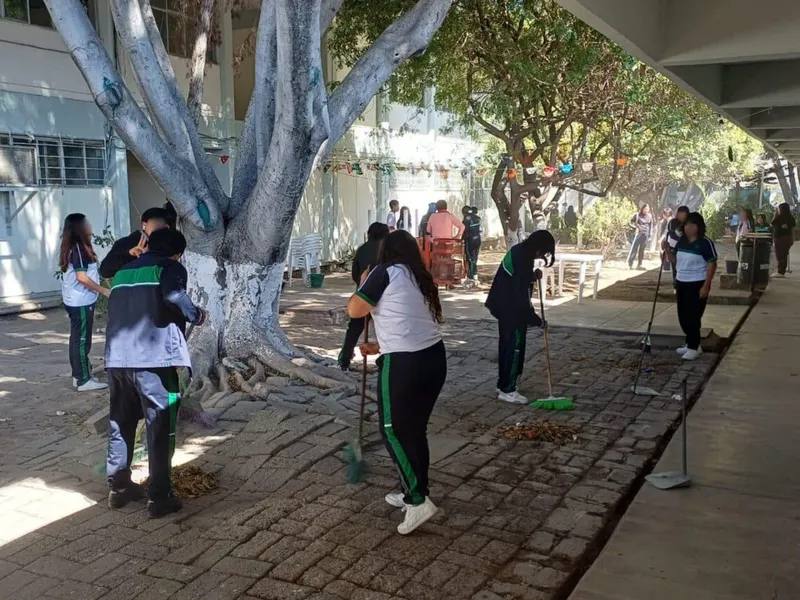 Conalep Tehuacán realiza Faena Comunitaria para mejorar su entorno escolar