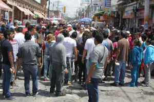 Se enfrentan municipales y ambulantes de Texmelucan por espacios
