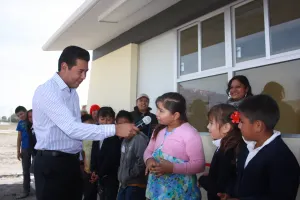 Néstor Camarillo entrega escuela de nueva creación en Palmarito