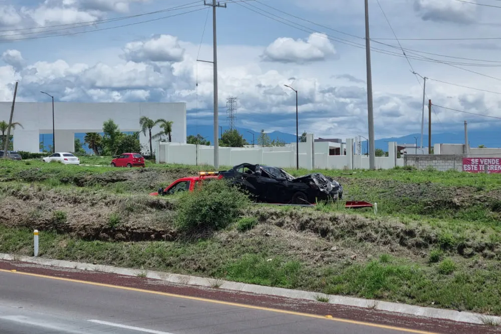 Fallece conductor tras volcarse y caer a una barranca en la Vía Atlixcáyotl