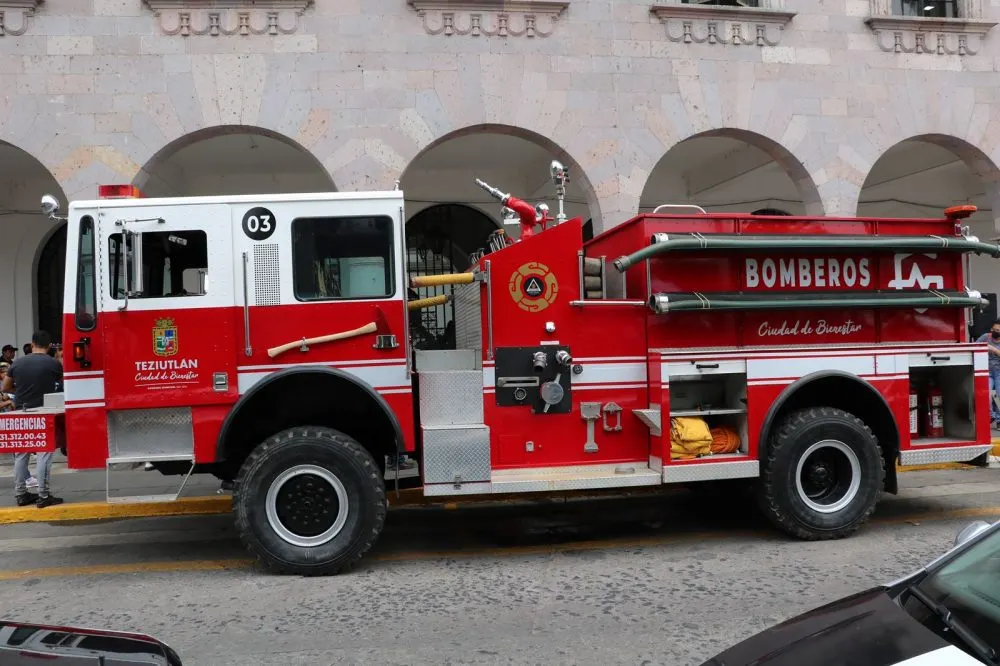 En taller mecánico se incendia camión de turismo en Chignautla