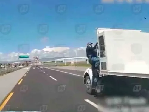 Trailero huye de filtro carretero… ¡con todo y policía abordo!