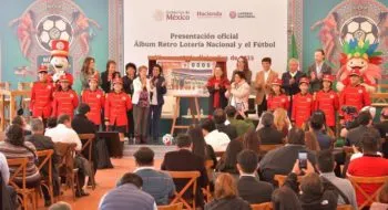 Presentan Gobiernos Federal y de la Ciudad de México Álbum Retro Lotería Nacional y el Fútbol