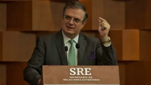 Ebrard y Bukele “chocan” en Twitter por vuelo con supuestos casos de coronavirus