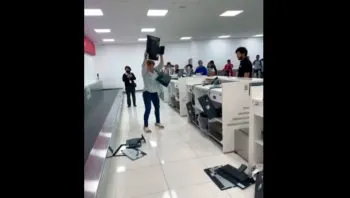 “Lady Aeropuerto” enloquece y destruye mostrador de Volaris en el AICM