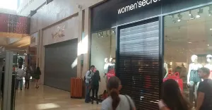 Blindan Centro Comercial Angelópolis para prevenir saqueos