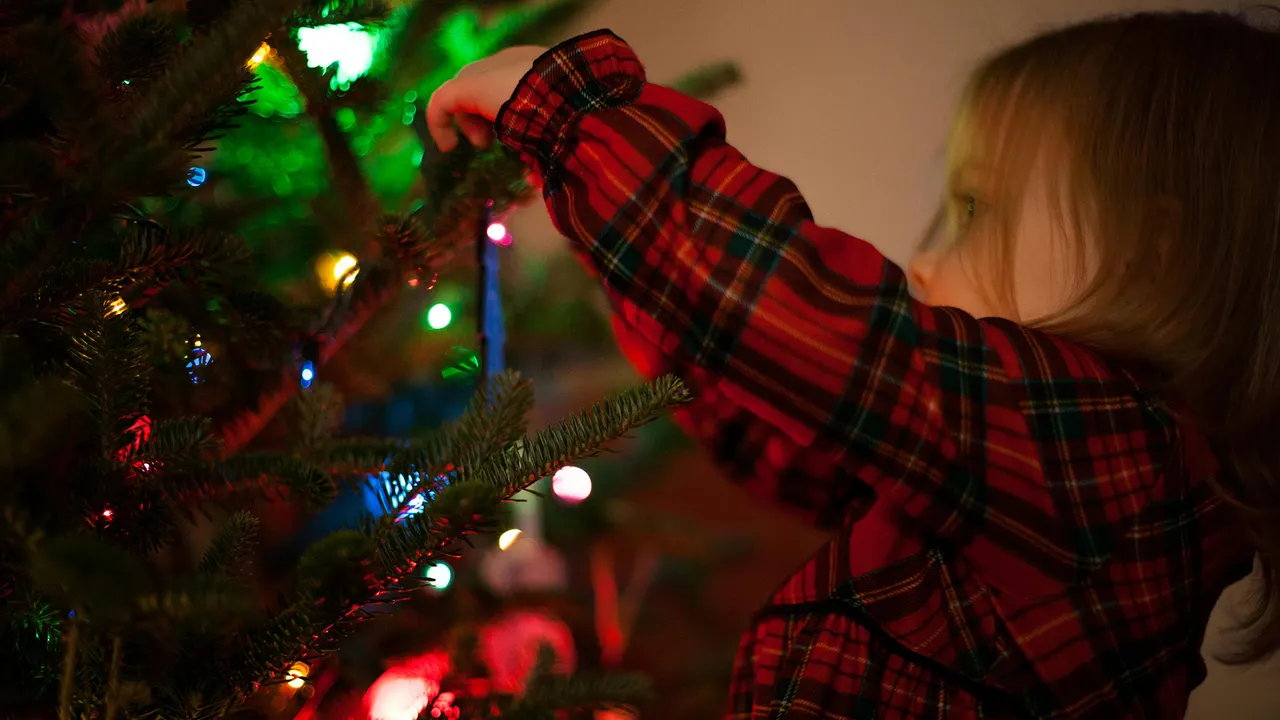 Santa Claus, duendes, carbón y otros relatos navideños determinan la conducta de infancias