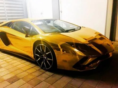 Lamborghini de oro sorprende a los habitantes de Pakistán