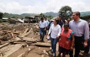 Moreno Valle y Rosario Robles supervisan albergue en Tlaola
