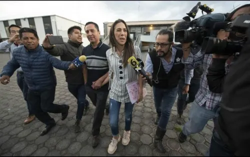 Rosario Robles recibe visita de su hija en el penal