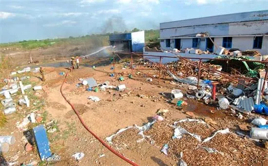 Mueren 40 personas al explotar polvorín en la India