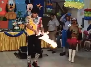 VIDEO: Paloma se envuelve en llamas durante acto de payaso