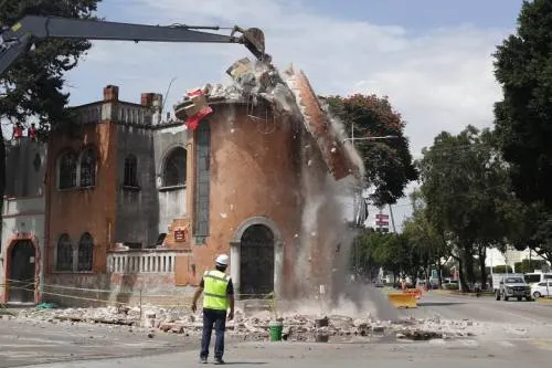 Video: Demuelen torreón que data de 1945, tras daños por sismo