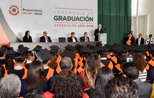 76 jóvenes se gradúan de la preparatoria UDLAP-SEDIF