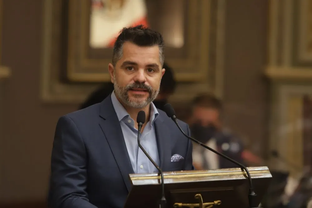 Marcelo García Almaguer se queda en medio del desierto político