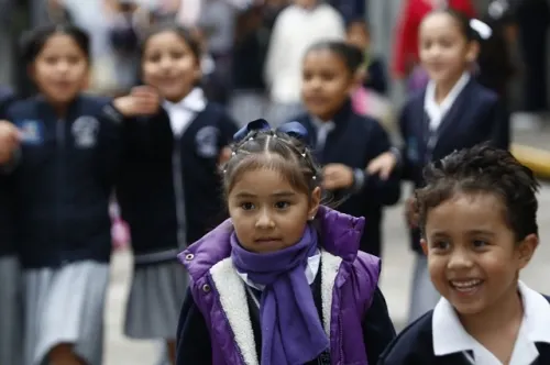 Se debe supervisar que escuelas dejen a niños llevar chamarras sobre uniforme