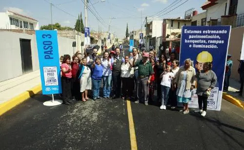 Luis Banck continúa beneficiando a familias de Totimehuacan con la pavimentación de vialidades
