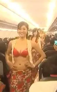 Multan a aerolínea vietnamita por desfile de bikinis en vuelo (VIDEO)