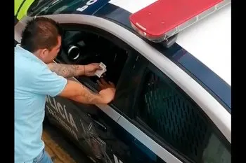 Descubren a ‘trancho’ recibiendo mochada en Puebla, ya fue suspendido
