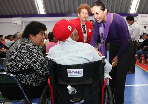 Entrega SMDIF aparatos ortopédicos a personas con discapacidades
