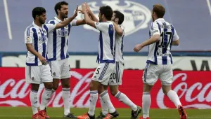 Vela anota doblete en goleada de la Real Sociedad