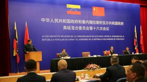 Venezuela y China firman acuerdos en visita de Maduro