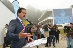 Alfonso Esparza entrega edificio a Preparatoria “Enrique Cabrera” de Teziutlán
