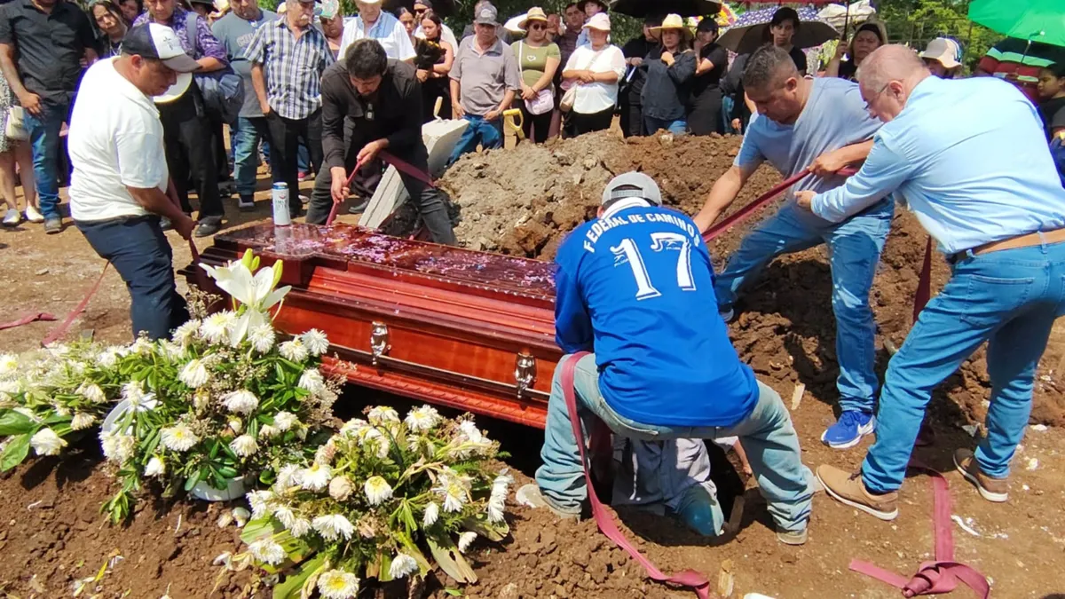 Entre lágrimas y exigencias de justicia, despiden a Blanca Adriana en Huauchinango tras caso de clínica Detox
