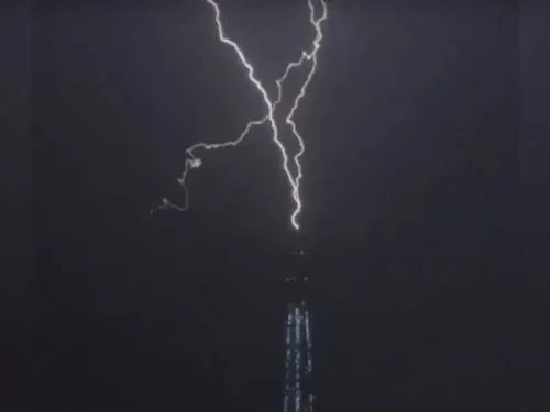 Impresionante rayo impacta el rascacielos más alto de Europa