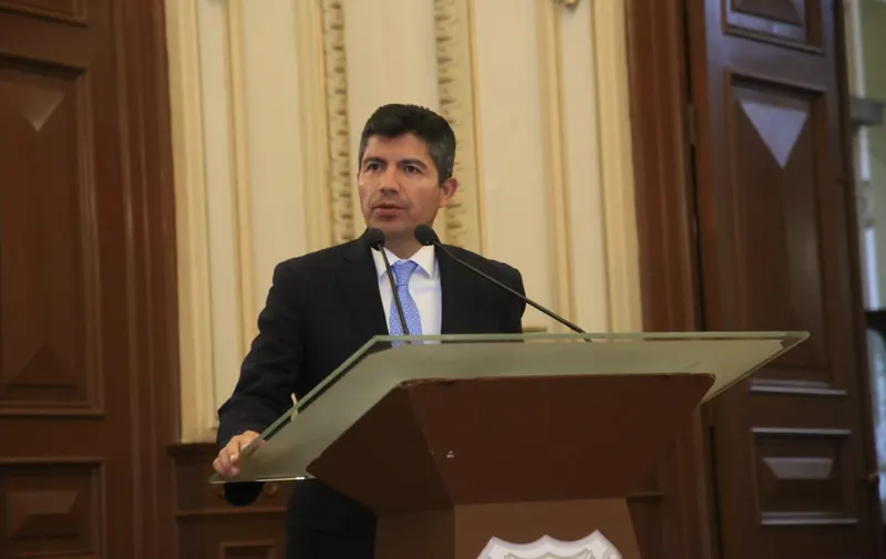 Luis Felipe López Calva recibió la cédula real del Ayuntamiento de Puebla