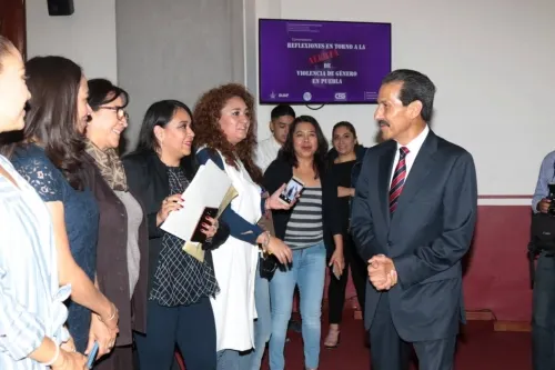 Alfonso Esparza inaugura Conversatorio “Reflexiones en torno a la Alerta de Violencia de Género”