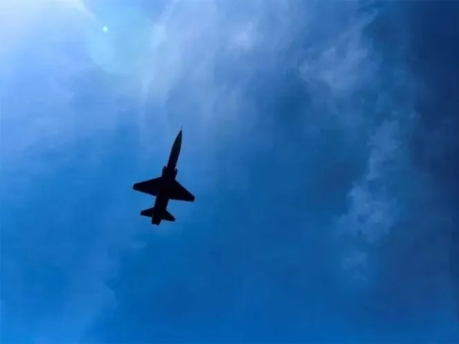 Durante entrenamiento choca avión militar en EU ; hay 2 muertos