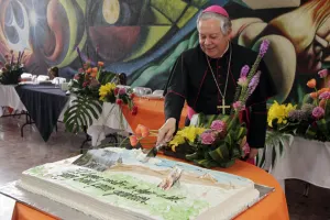 Entre comida, pastel y misa, Arzobispo celebra 63 años de vida